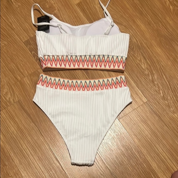 White Zigzag Trim Bikini Set size medium new. - Picture 2 of 4